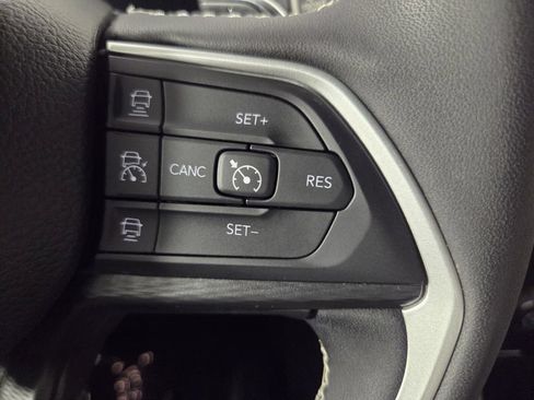 Used 2023 Jeep Grand Cherokee Altitude RWD image 17