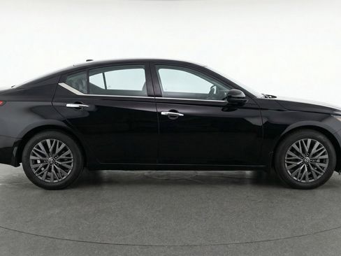 Used 2025 Nissan Altima 2.5 SV FWD image 11