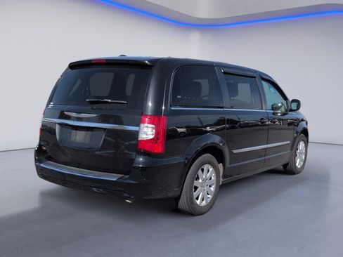 Used 2016 Chrysler Town & Country Touring image 3