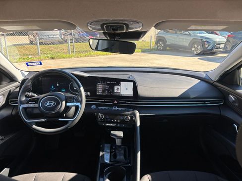 Used 2025 Hyundai Elantra SEL image 34