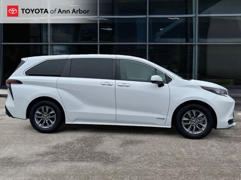 Used 2021 Toyota Sienna LE FWD image 11