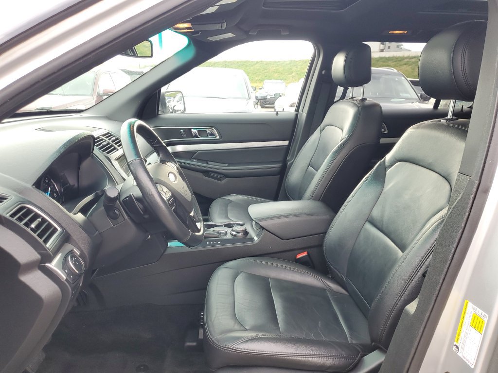 Used 2017 Ford Explorer XLT w/ Equipment Group 202A AWD/4WD image 11
