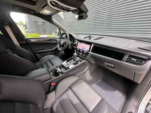 Certified 2025 Porsche Macan Turbo AWD/4WD image 36
