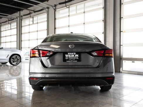 Used 2025 Nissan Altima 2.5 SV FWD image 4