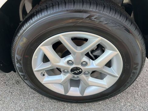 Used 2025 Kia Soul LX w/ LX Technology Package FWD image 34