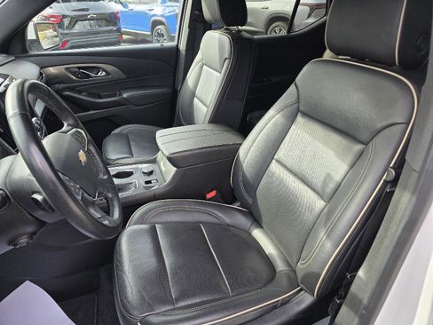 Used 2023 Chevrolet Traverse Premier image 13