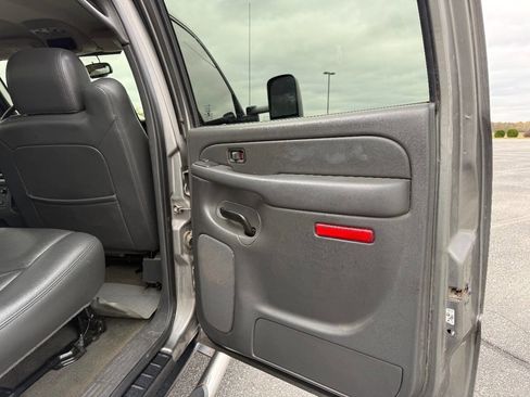 Used 2006 Chevrolet Silverado 2500 LT w/ Heavy-Duty Power Package image 12
