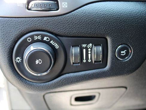 Used 2020 Jeep Cherokee Limited image 19