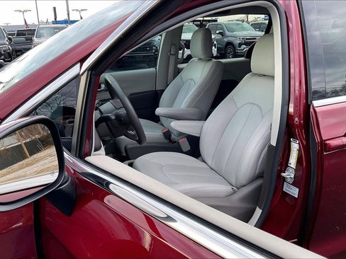 Used 2017 Chrysler Pacifica Touring w/ Tire & Wheel Group image 22