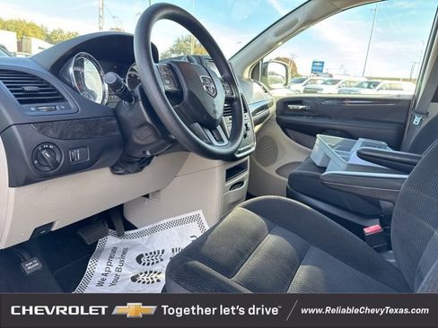 Used 2018 Dodge Grand Caravan SE w/ UConnect Hands-Free Group image 22
