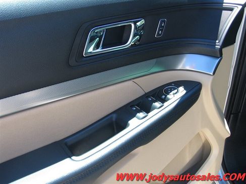 Used 2017 Ford Explorer 4WD image 3