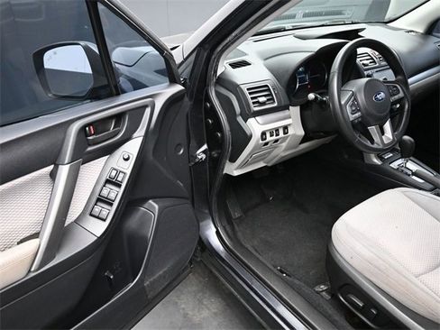 Used 2017 Subaru Forester 2.5i Premium image 12