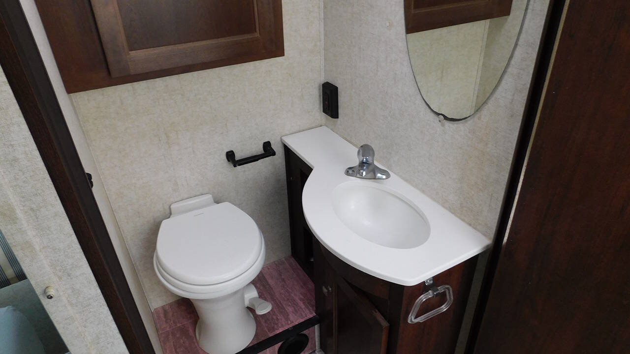 Used 2019 Ford E-450 and Econoline 450 Super Duty w/ Motorhome Prep Package RWD image 41