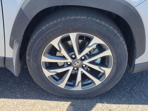 Used 2024 Toyota Corolla Cross XLE w/ Convenience Package image 11