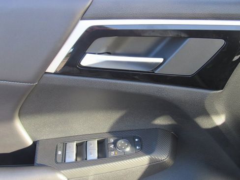 New 2025 Mitsubishi Outlander SE image 12