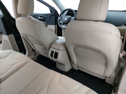 Used 2021 Jeep Cherokee Latitude FWD image 13