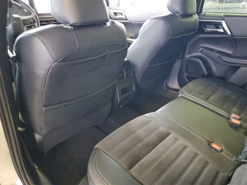 Used 2023 Mitsubishi Outlander SE image 22