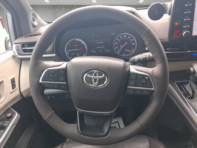 Used 2024 Toyota Sienna Platinum FWD image 27