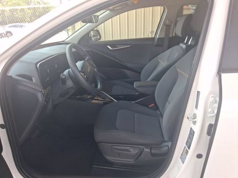 Used 2025 Kia Niro LX FWD image 4