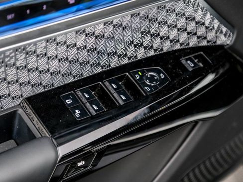 Used 2025 BMW 760i xDrive w/ Executive Package image 19