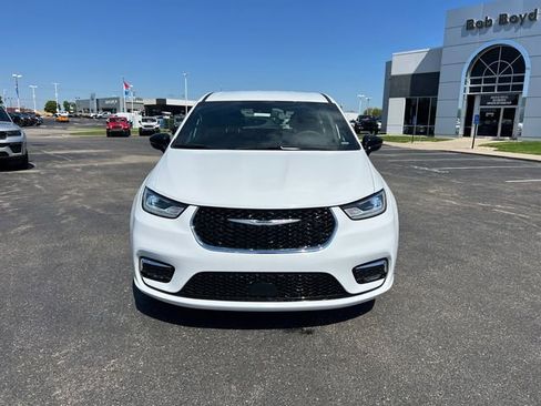 Used 2025 Chrysler Pacifica Select FWD image 2