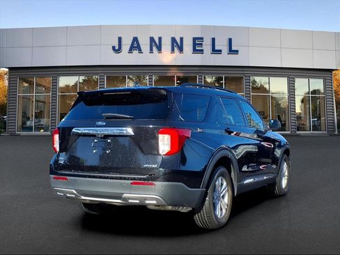 Used 2022 Ford Explorer XLT w/ Equipment Group 202A image 6