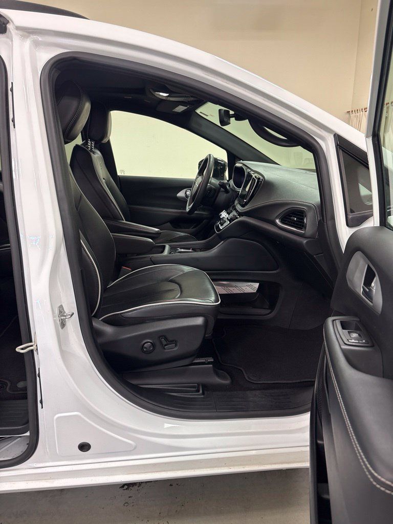 Used 2025 Chrysler Pacifica Limited FWD image 23