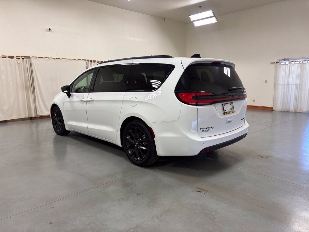 Used 2025 Chrysler Pacifica Limited FWD image 6