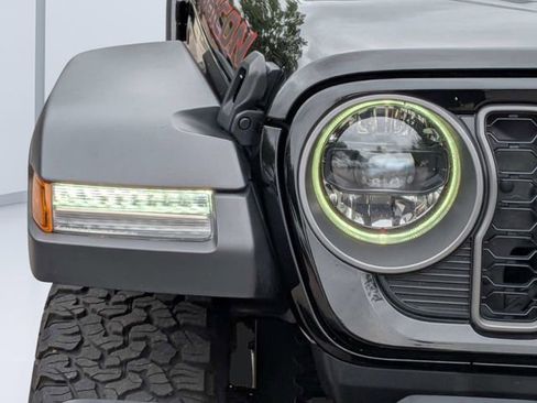 Used 2025 Jeep Wrangler Unlimited Rubicon w/ Convenience Group AWD/4WD image 9