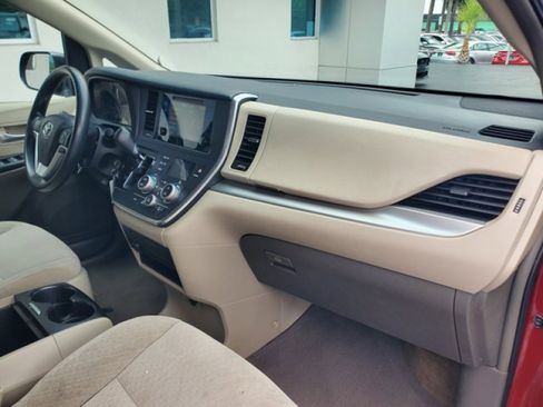 Used 2016 Toyota Sienna LE image 30
