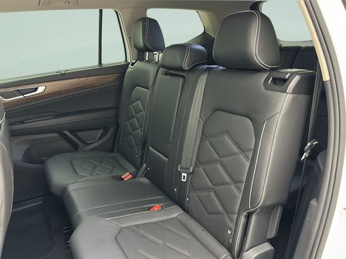 Used 2025 Volkswagen Atlas SE AWD/4WD image 11
