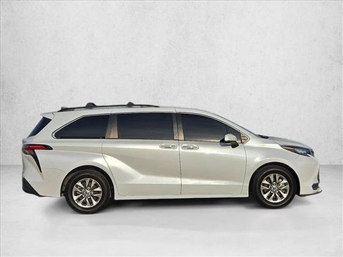 Used 2022 Toyota Sienna XLE FWD image 4