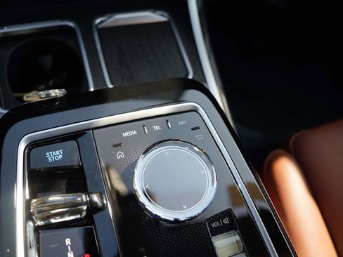 Used 2025 BMW i7 xDrive60 image 24