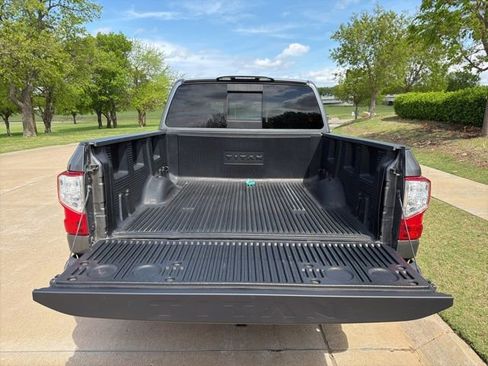Used 2019 Nissan Titan SV w/ SV Convenience Package image 8