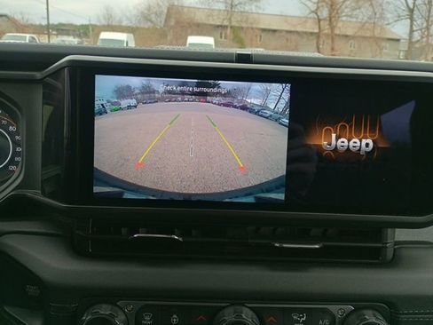 Used 2025 Jeep Wrangler Unlimited Sahara AWD/4WD image 32