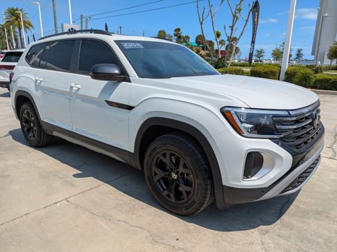 Certified 2025 Volkswagen Atlas Peak Edition SE image 1