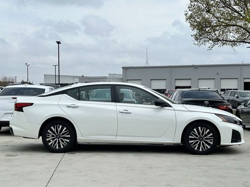 Used 2024 Nissan Altima 2.5 SV image 3