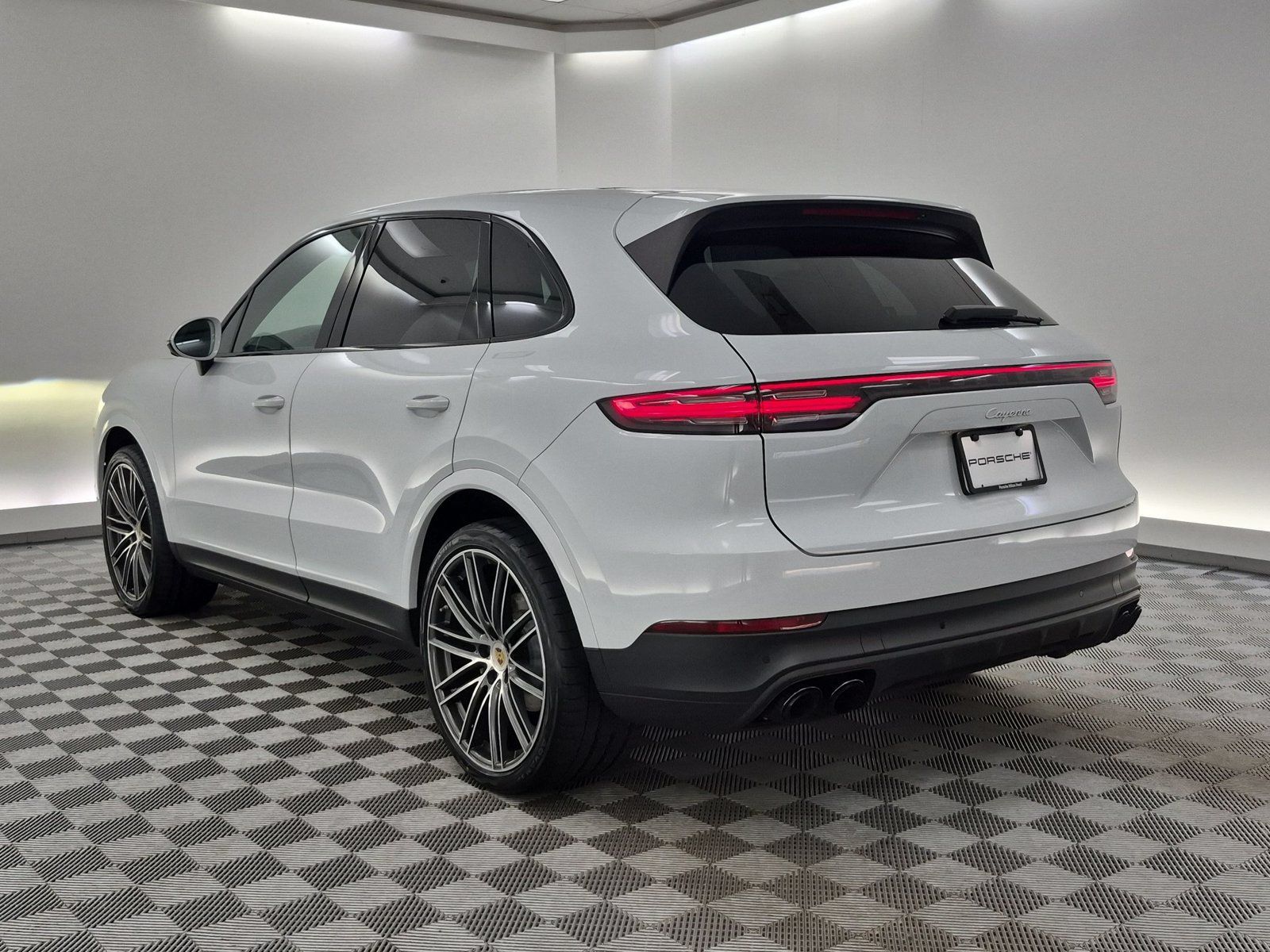 Used 2023 Porsche Cayenne Platinum Edition AWD/4WD image 3