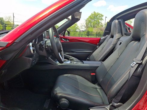 Used 2017 MAZDA MX-5 Miata RF Grand Touring RWD image 12