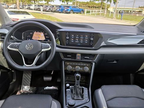 Used 2024 Volkswagen Taos SEL image 15