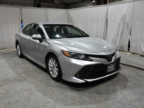 Used 2018 Toyota Camry LE FWD image 3