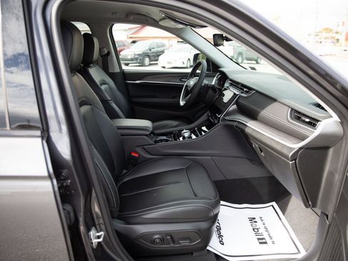 Used 2023 Jeep Grand Cherokee Limited image 24