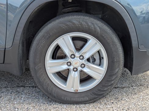 Used 2022 Chevrolet Trax LT w/ LT Convenience Package AWD/4WD image 11