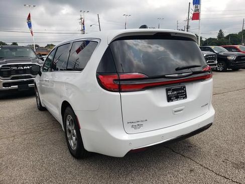 Used 2024 Chrysler Pacifica Limited FWD image 6
