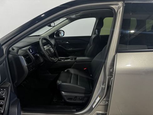 Used 2025 Nissan Rogue SL AWD/4WD image 14