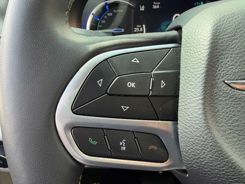 Used 2023 Chrysler Pacifica Touring-L FWD image 19
