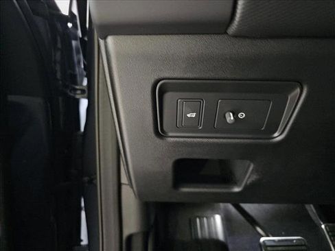 New 2025 Land Rover Discovery Dynamic SE image 27