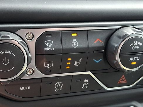 Used 2018 Jeep Wrangler Unlimited Sahara AWD/4WD image 24