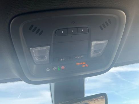 Used 2023 Chevrolet Traverse Premier FWD image 26