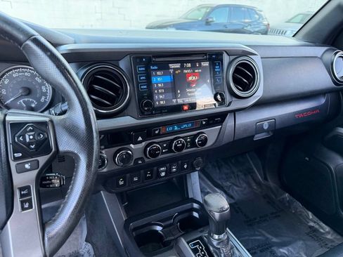 Used 2018 Toyota Tacoma TRD Off-Road AWD/4WD image 21